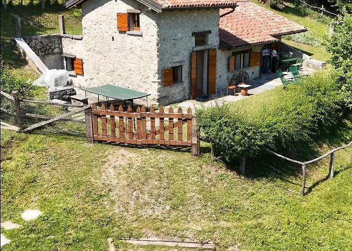 Baita Di Montagna Nella Natura - Lago Di Como Galbiate fotoğrafı